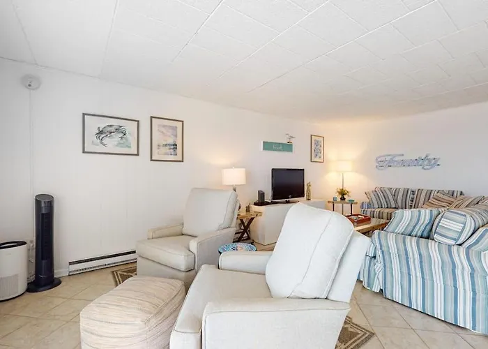 Comfortable And Convenient Oceanside With Shared Pool Free Wifi & Balcony Holiday home *