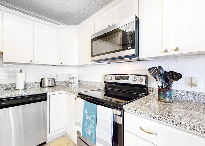 Comfortable And Convenient Oceanside With Shared Pool Free Wifi & Balcony Holiday home