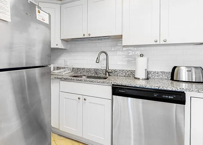 Comfortable And Convenient Oceanside With Shared Pool Free Wifi & Balcony